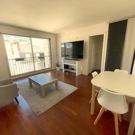 Champs Elysees Et Parc Monceau : Charmant Logement Lumineux Paris
