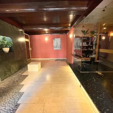 Champs Elysees Et Parc Monceau : Charmant Logement Lumineux